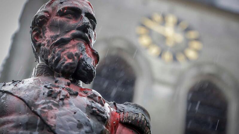 A estátua de Leopoldo II em Antuérpia foi alvo de vandalismo na semana passada.© EPA/OLIVIER HOSLET