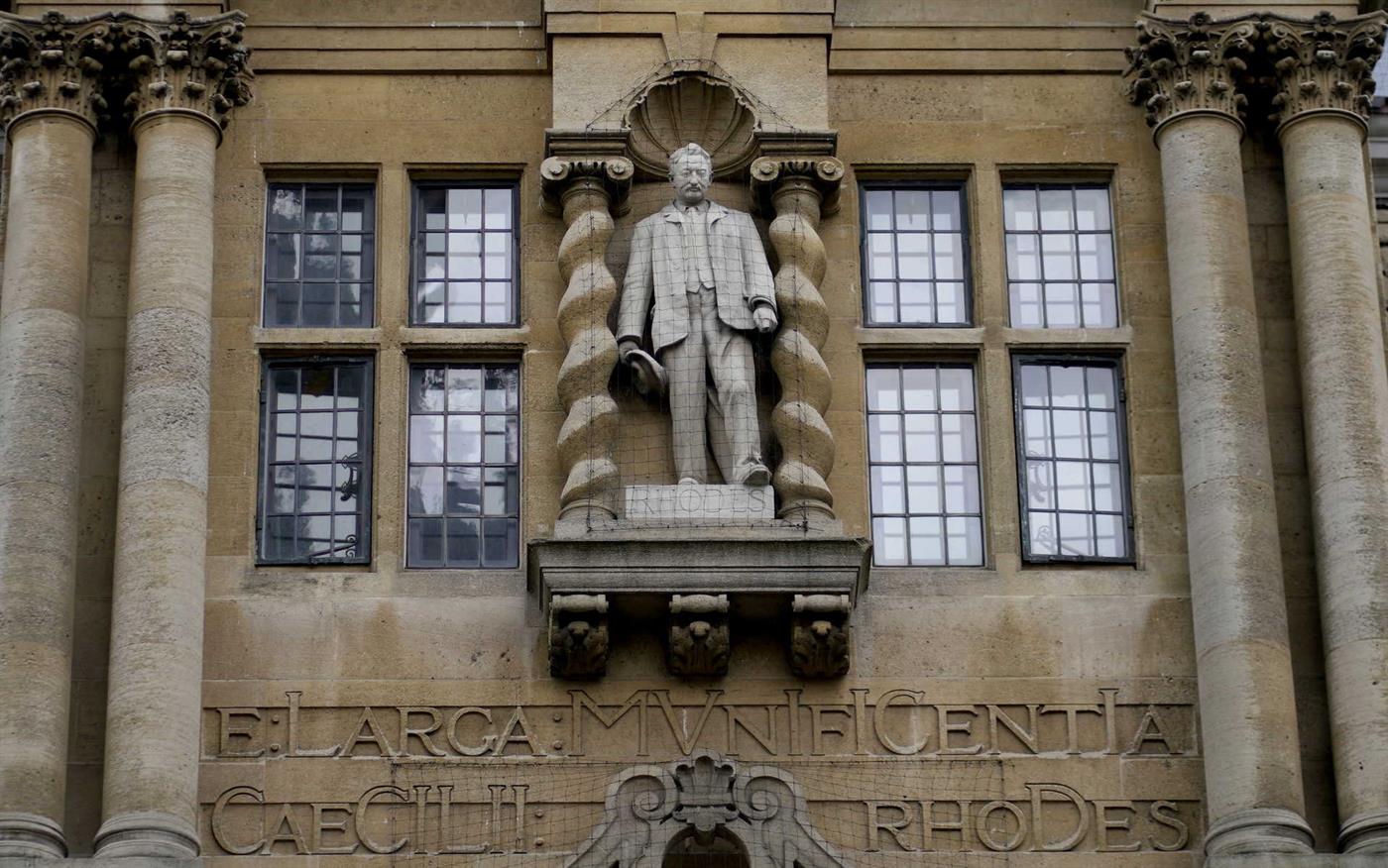 Manifestação em Oxford pela remoção da estátua de Cecil Rhodes.© EPA/Will Oliver