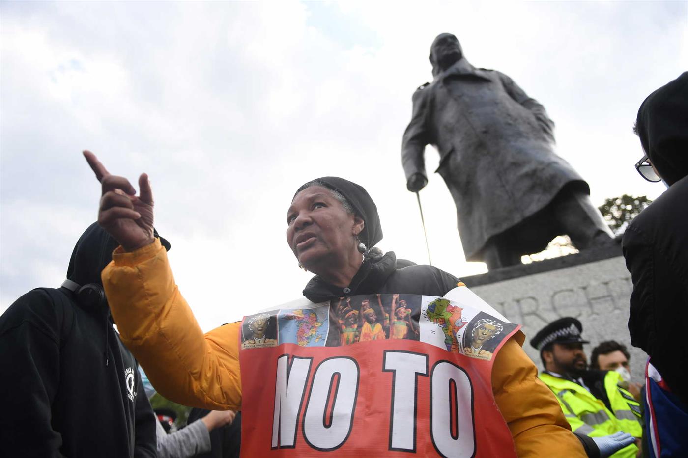 Protesto contra a estátua de Winston Churchill em Londres.© EPA/Neil Hall