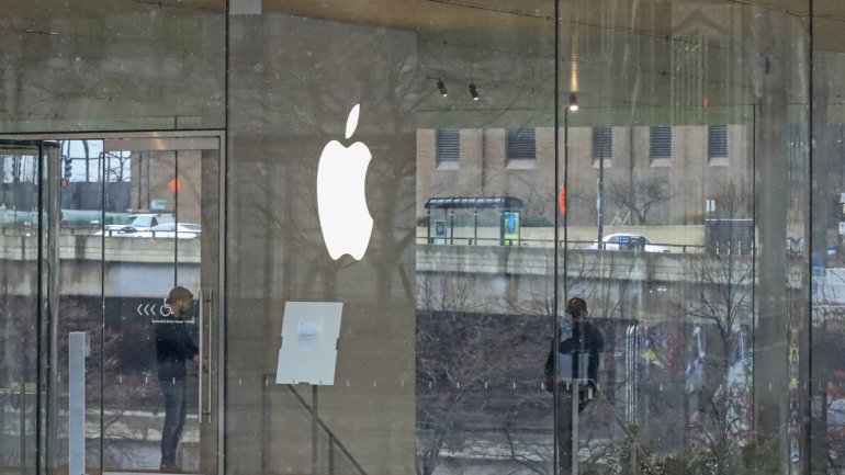 Apple atinge novo recorde. É a primeira empresa a valer dois biliões de dólares
